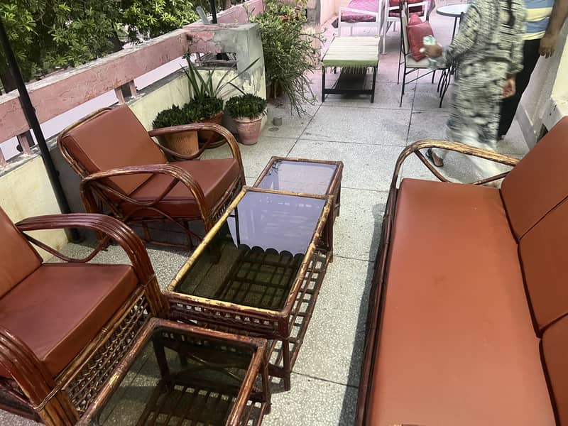 Cane sofas (3) + table (3) set 13