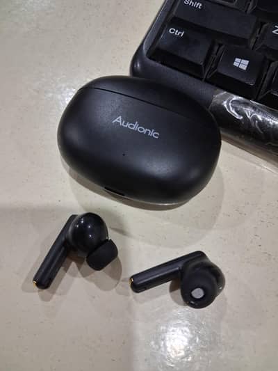 Audionic Signature Ear buds, like new, with complete box