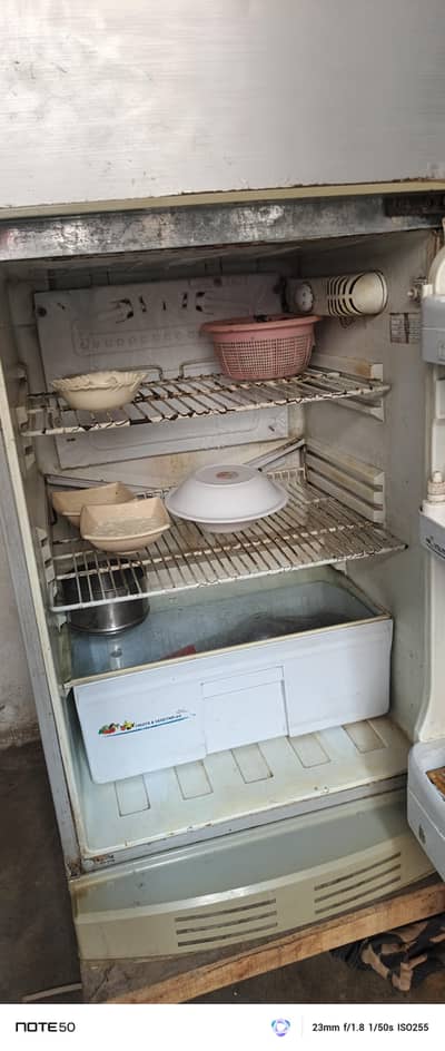 pel fridge dono door ki patti new lagi he cooling ok