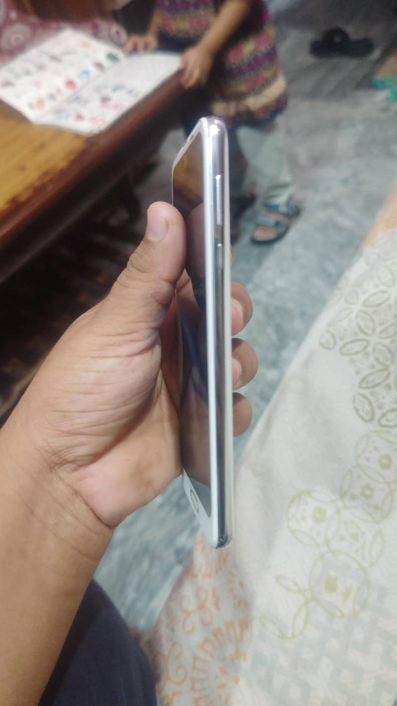 Sharp Aquos R2 2