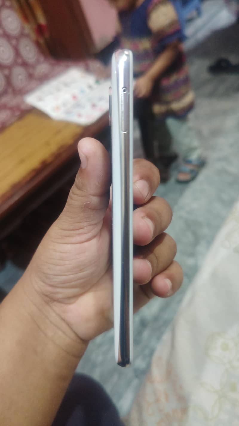 Sharp Aquos R2 5