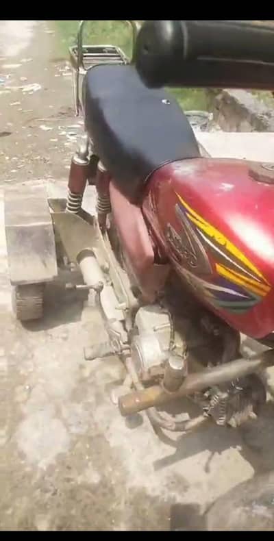 ایک عدد موٹر بائک یہ معذور افراد کے لیے ہے جس کو چاہیے وہ رابطہ کر