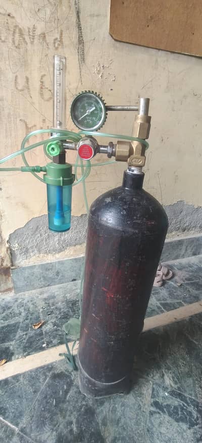 medical oxygen cylinder with regulator and flowmeter