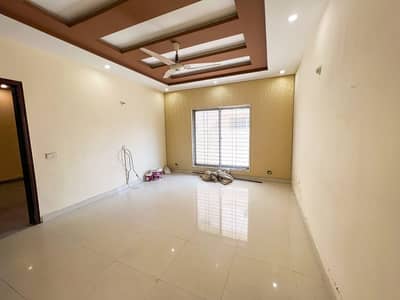 4/MARLA 4TH FLOOR FOR RANT WITH LIFET AVAILABLE GOOD LOCATION GOOD PARKING