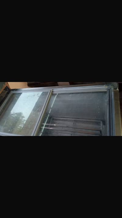 Ice cream freezer with sliding door