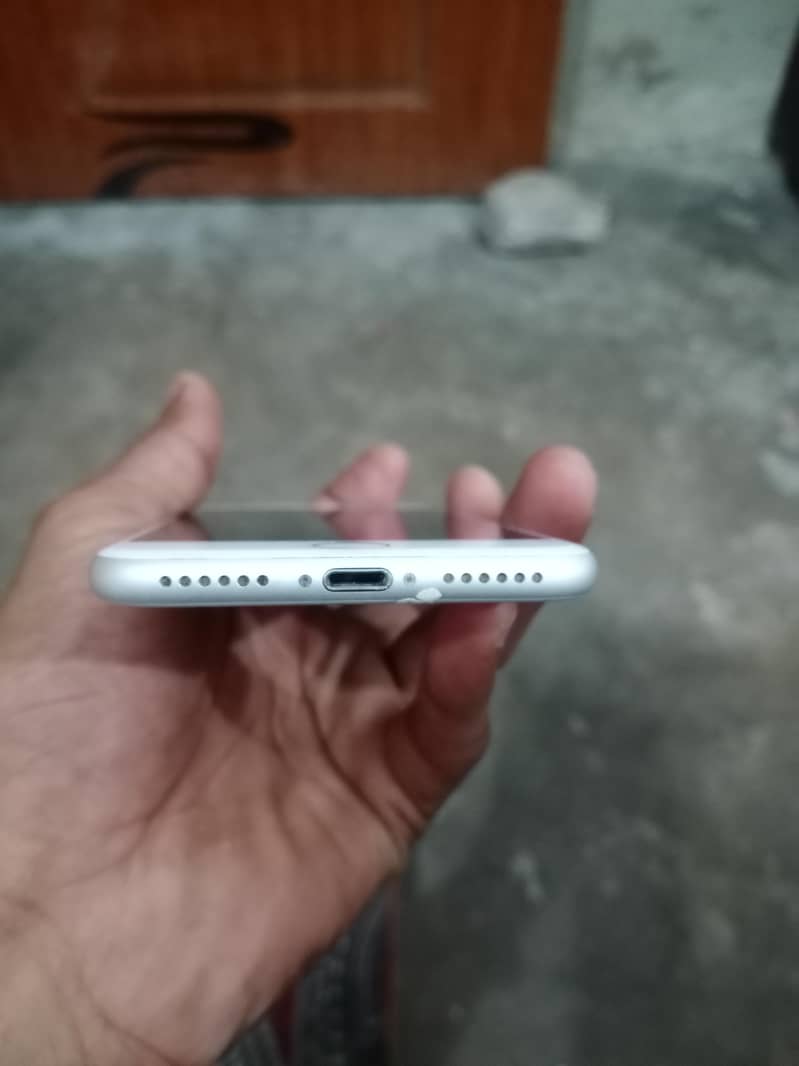 Apple iPhone 7 0