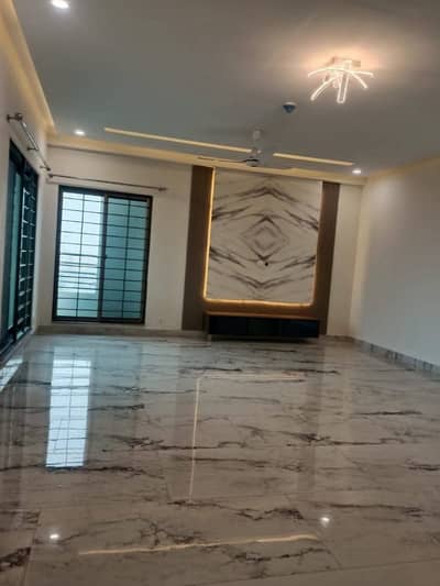 10 Marla 3 Bed Facing Park Flat For Sale.