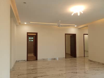 10 Marla 3 Bed Facing Park Flat Available For Sale.