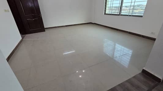 10 Marla 4 Bedrooms Investor Price Flat For Sale.