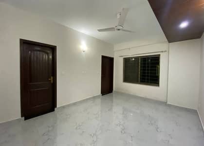 10 Marla 3 Bedrooms Hot Location Flat For Sale.