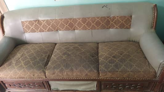 Urgent Sale - 5 Seater Wooden Sofa Set 3+1+1 - Mirpurkhas Sindh
