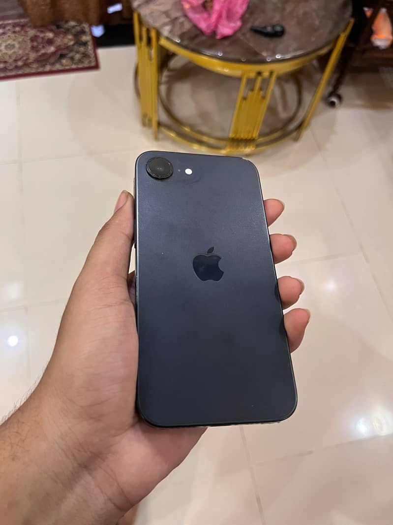 Apple iPhone 16e 1