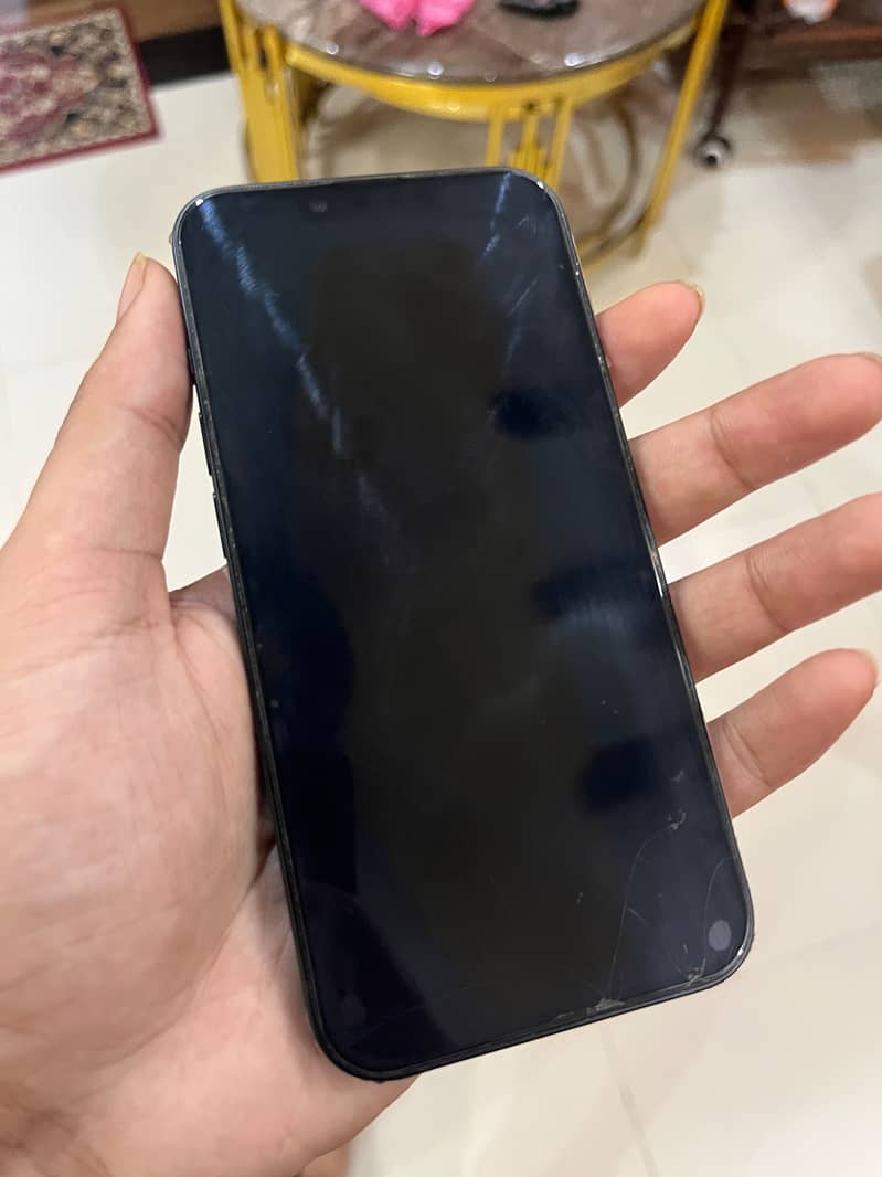 Apple iPhone 16e 3