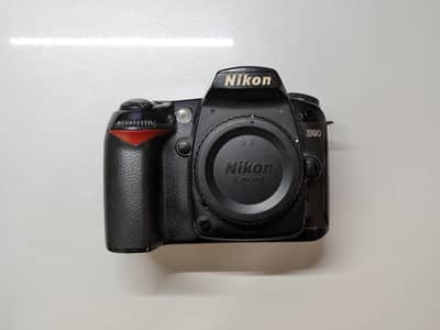 Nikon D90 Body with battery charger (fix price)