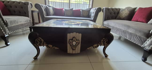 Center Table in excellent (almost new) condition available