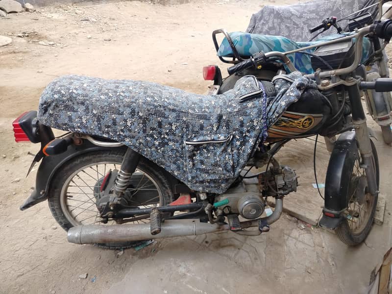 Dhoom CD-70 0