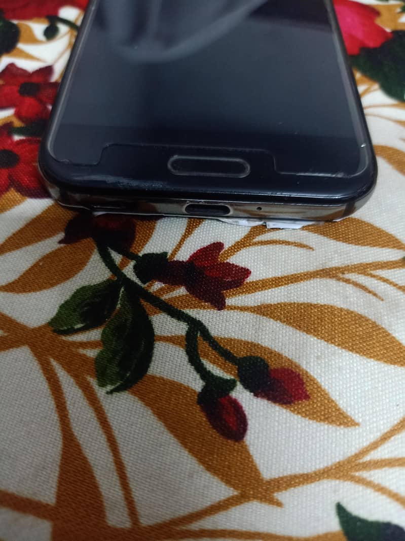 Sharp Aquos R1 4