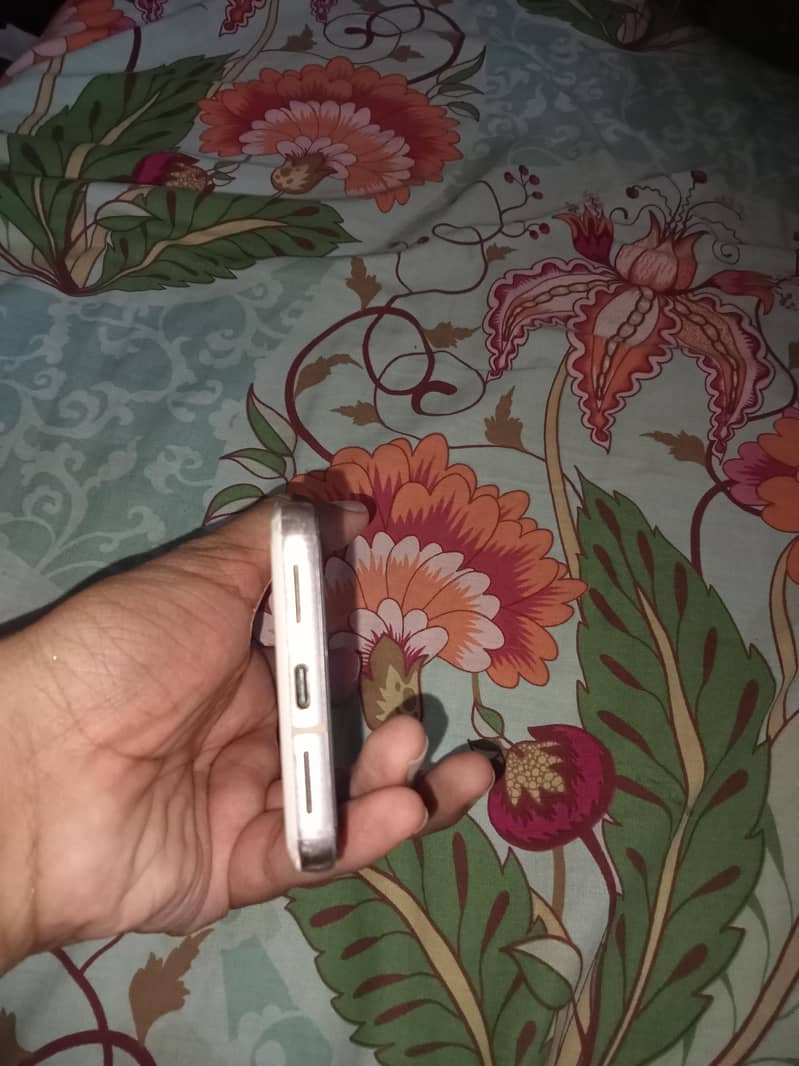 Google Pixel 8 4
