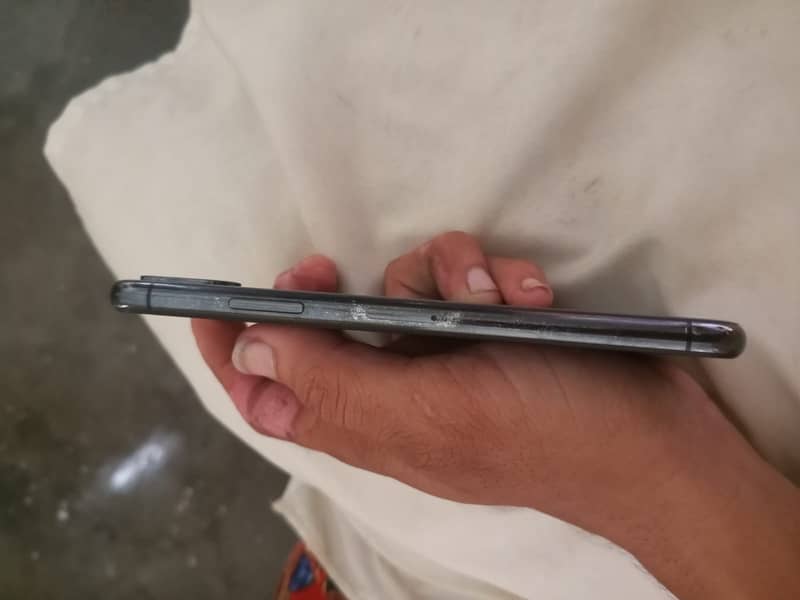 Apple iPhone X 4