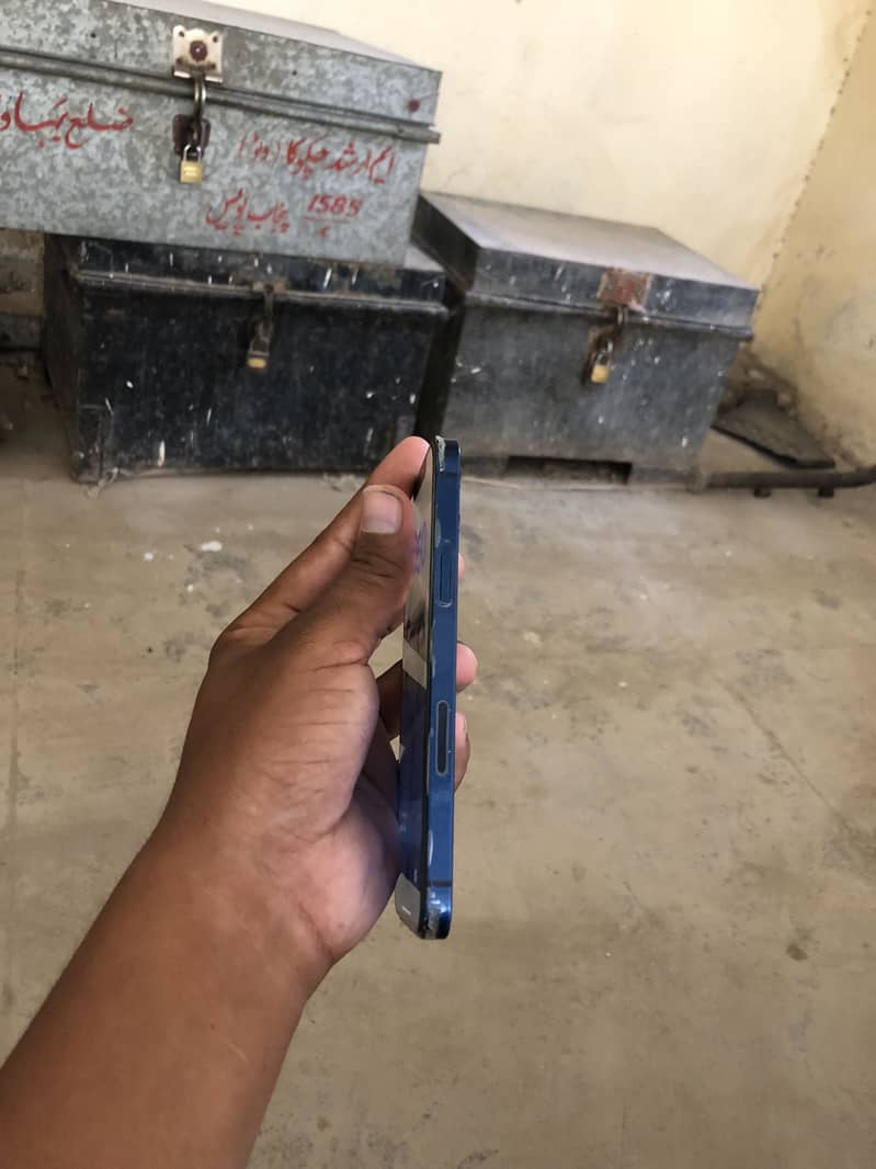 iPhone 12 4
