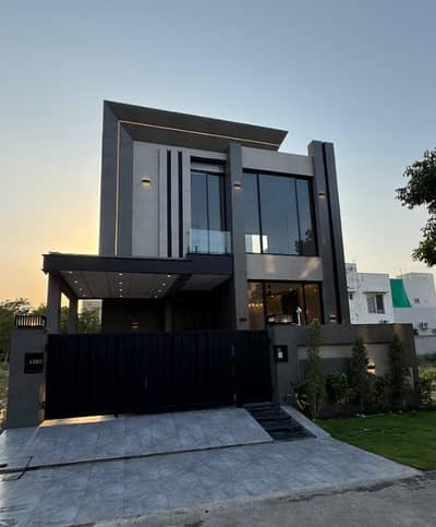 BRAND NEW 8 MARLA ELEGANT AND FULLY MAINTAINED SUPER HOT LOCATED BUNGALOW IS AVAILABLE IN DHA PHASE 9