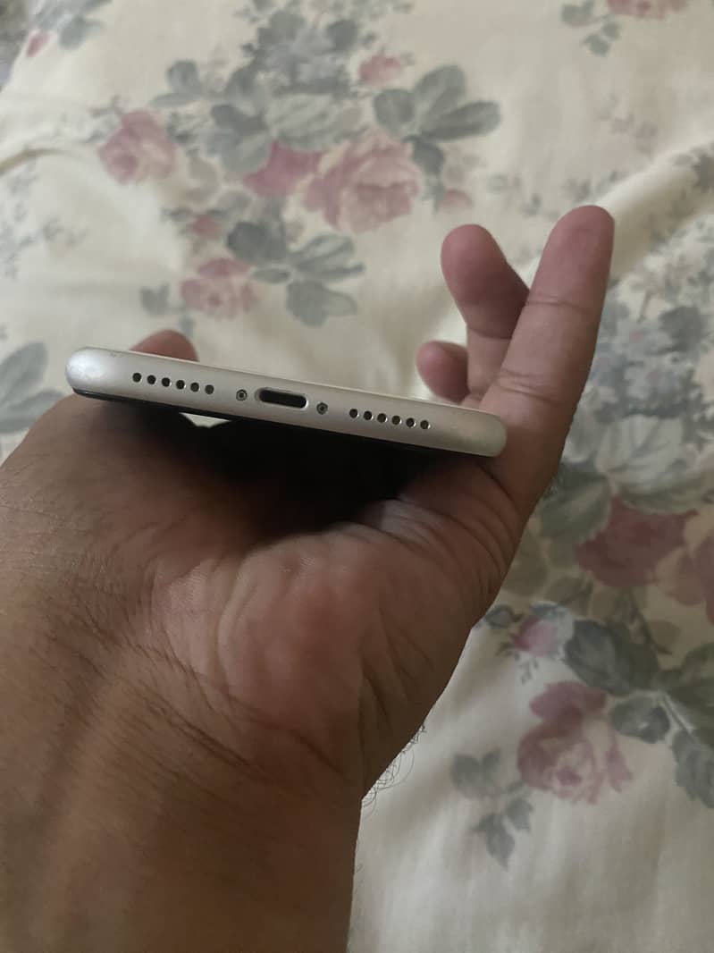 Apple iPhone 11 4