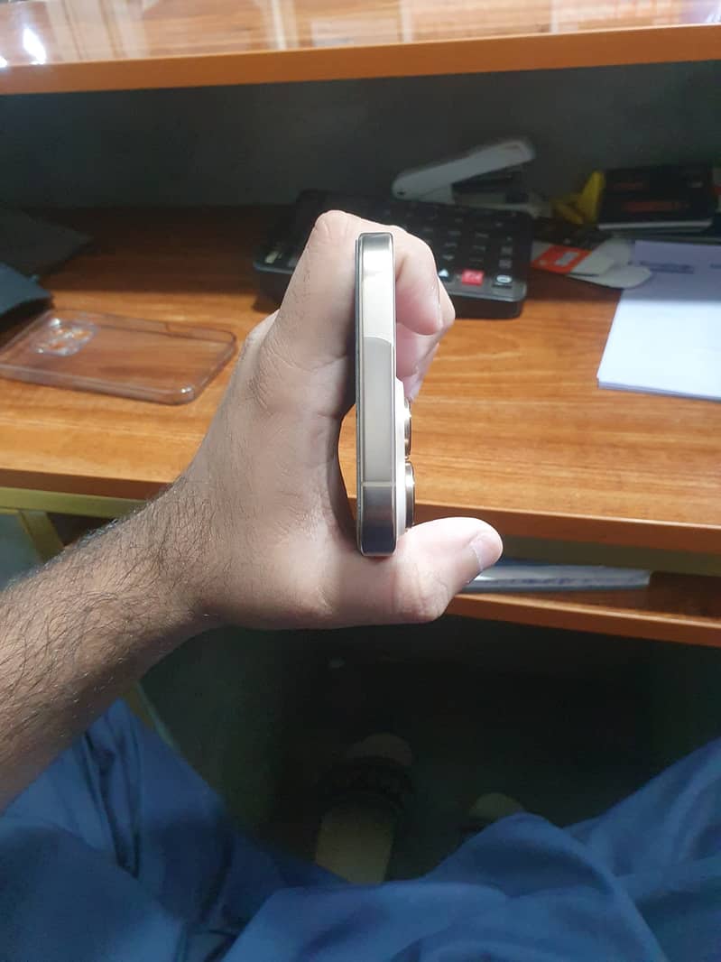 Apple iphone 16 pro max 2