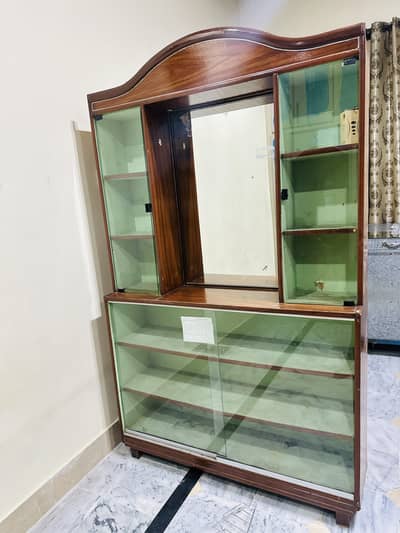 Showcase for sale in 10/10 condition