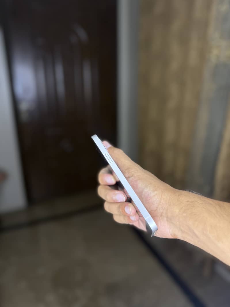 Apple iPhone 12 4