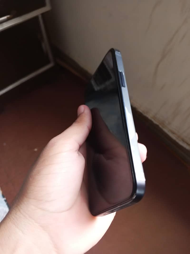 Apple iPhone 12 4