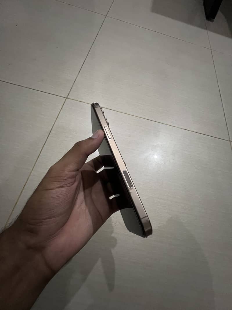 Apple iPhone 16 Pro Max 6
