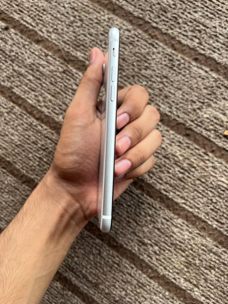 Apple iPhone SE 2 4