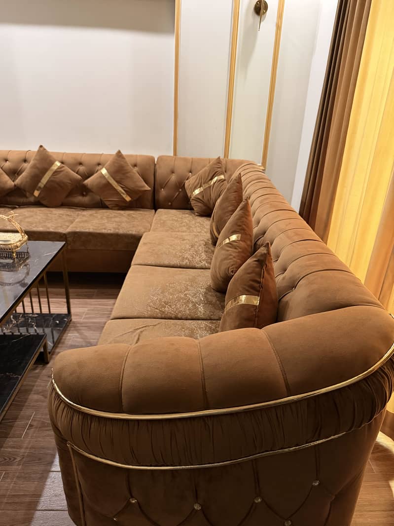 10/10 condition L shape sofa 6