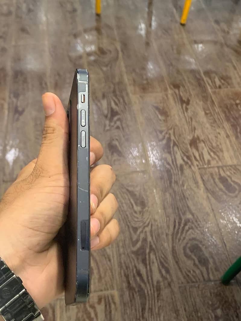 Apple iPhone 12 1