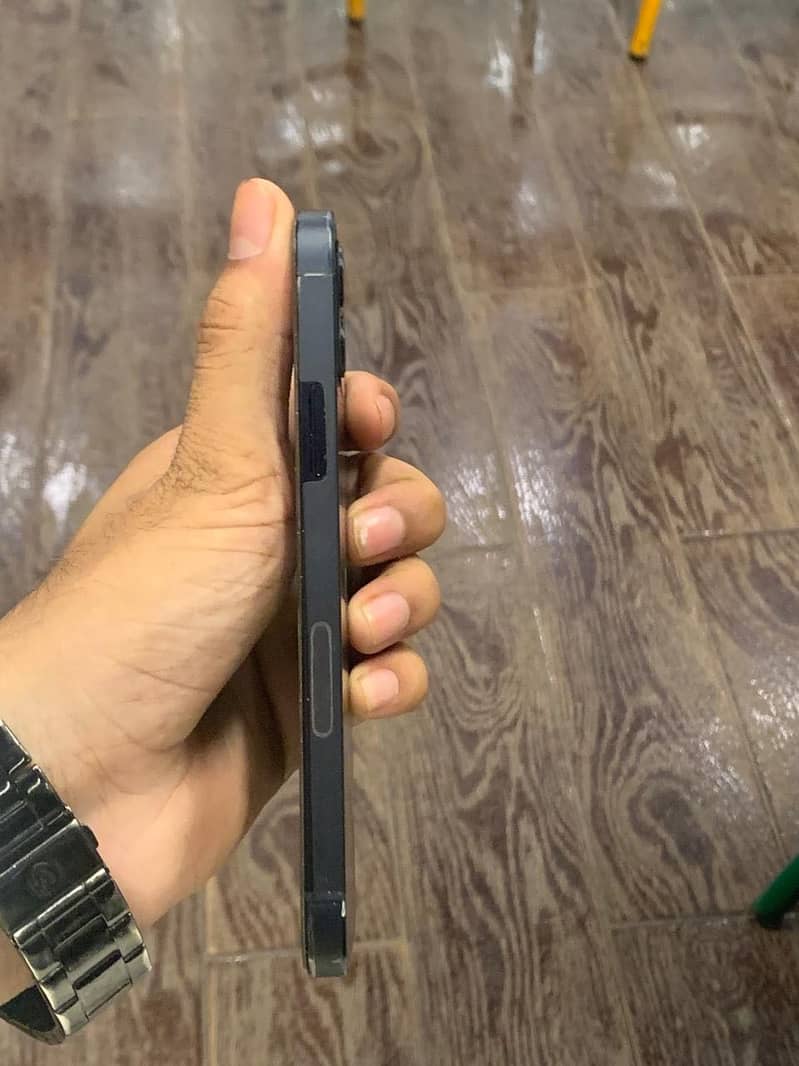 Apple iPhone 12 4