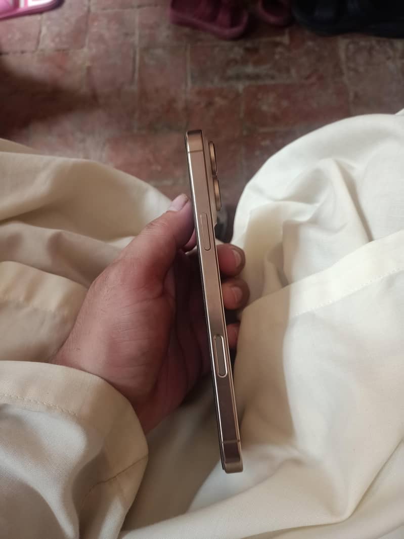 iphone 16 pro max 4