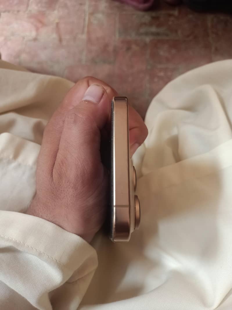 iphone 16 pro max 5