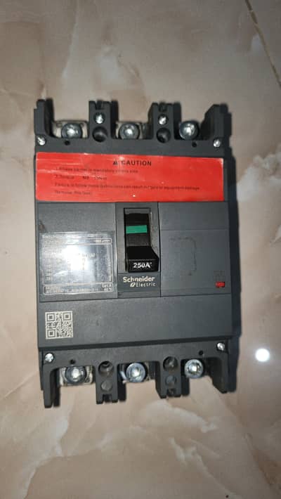 EZC250F schneider 3pole