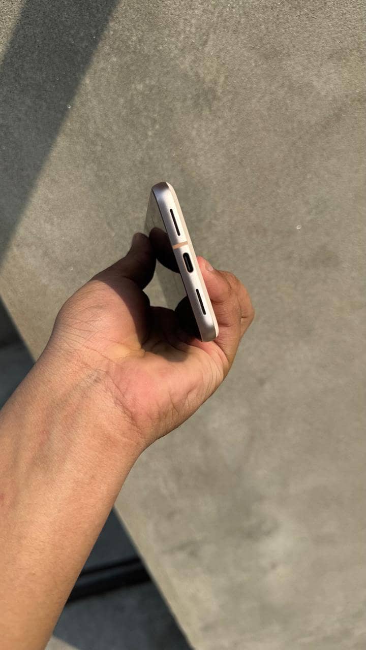 Google Pixel 8 4