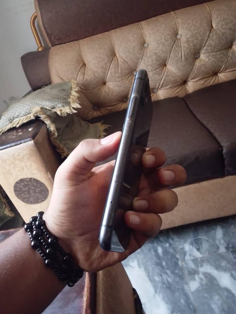 Apple iPhone 11 4
