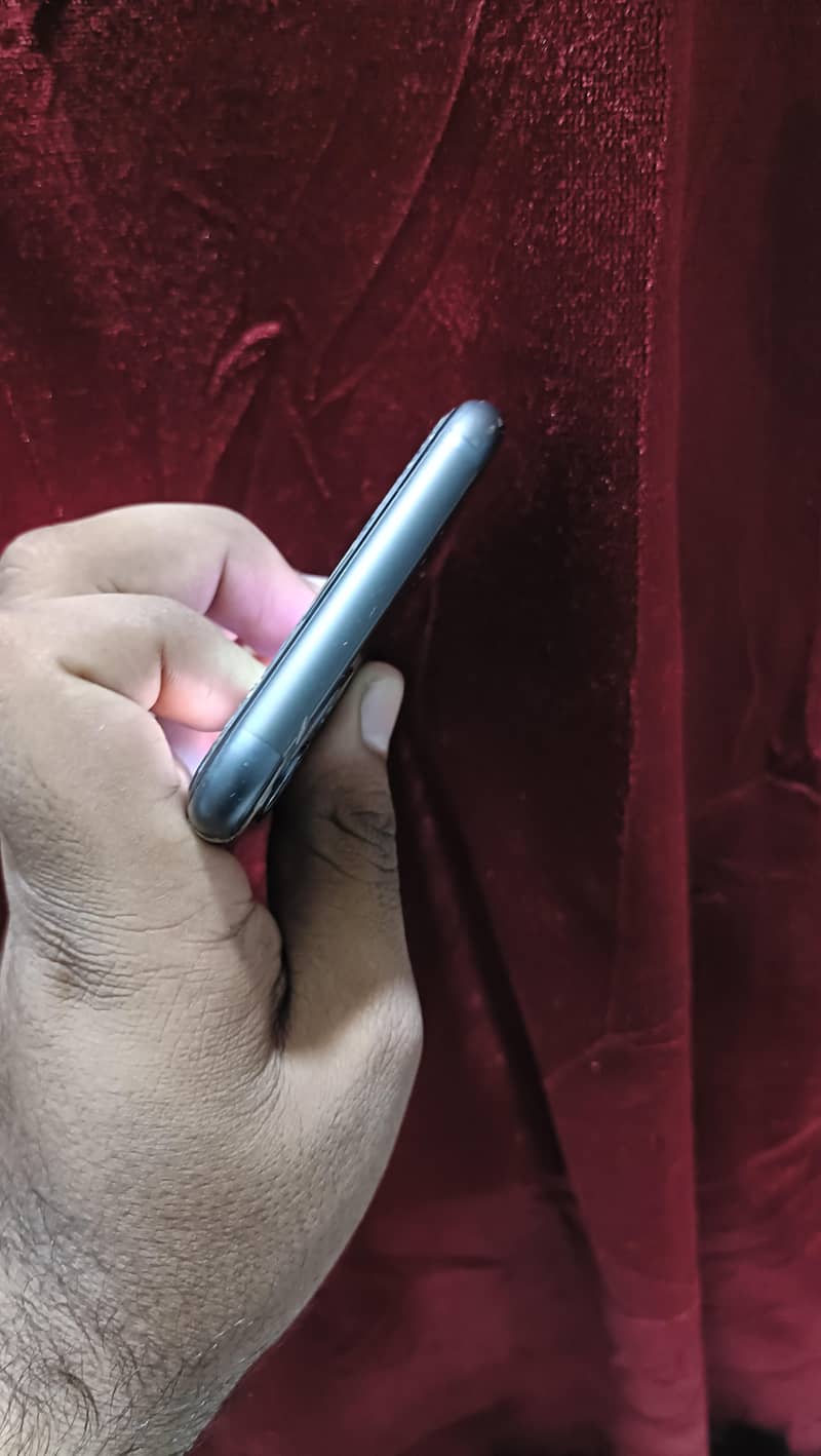 Apple iPhone 11 4