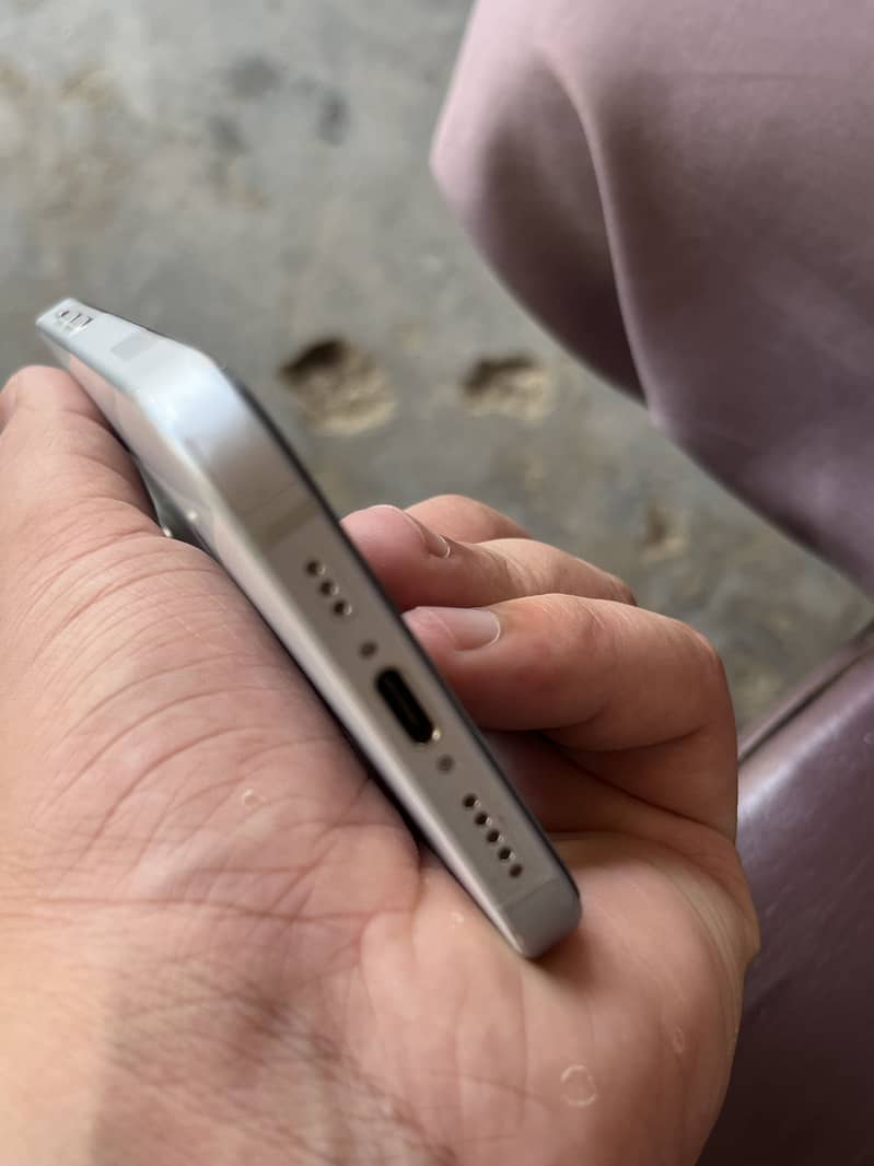 Apple iPhone 15 4