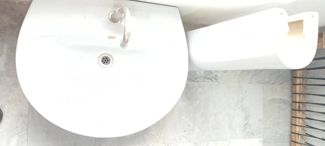 Modern White Wash Basin | Excellent Condition 