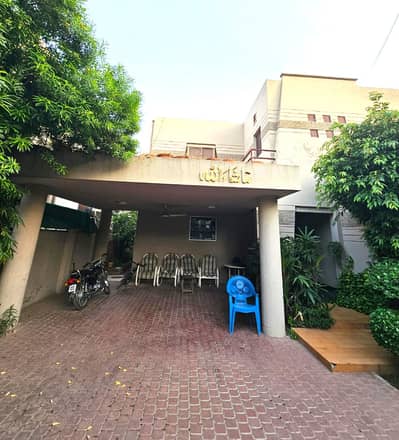 1 Kanal Modern Design Used Bungalow For Sale At Prime Location Of DHA Lahore Near To Park Masjid And Commercial Market