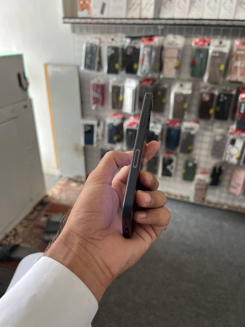 iPhone 12 4