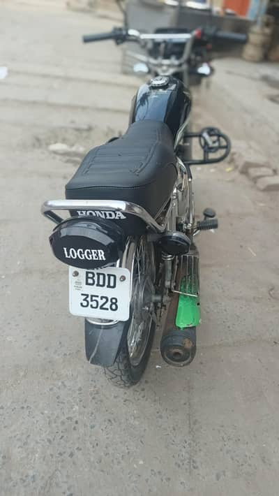 Honda 125 self start 23 model silver black edition for sale