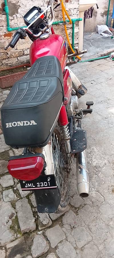Safari motorcycle hai all okay pics mein dekh sakte ho engine vagaira