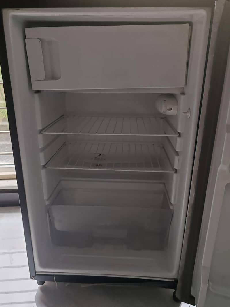 Mini fridge 0