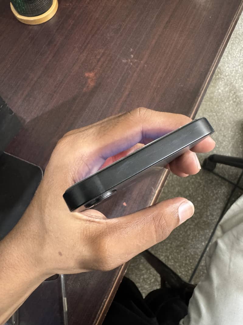 Apple iPhone 16e 1
