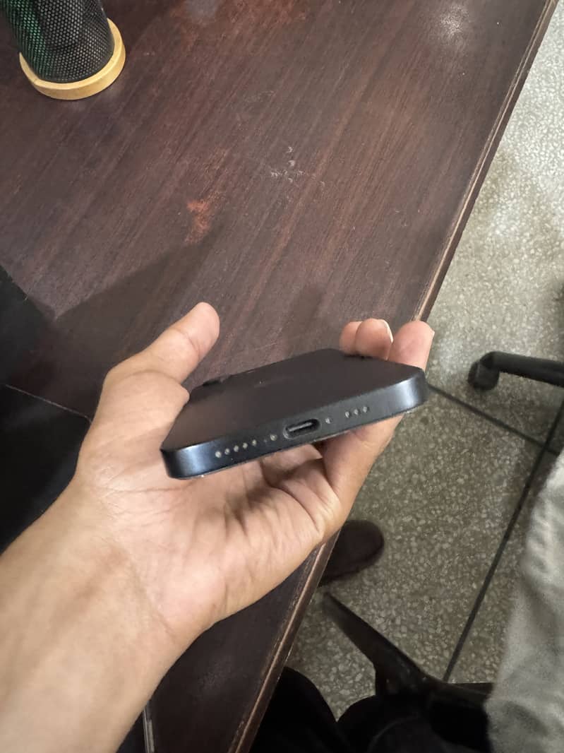 Apple iPhone 16e 2